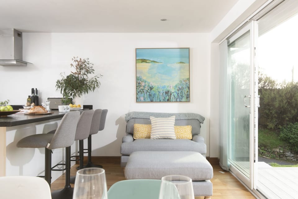 Breakfast bar and cosy seating area - Ocean View, Mawgan Porth