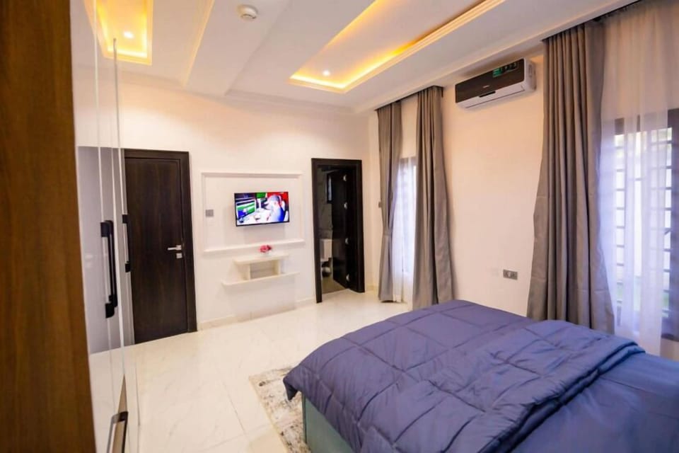 Comfort Room, Balcony, City View | Desk, laptop workspace, blackout drapes, soundproofing