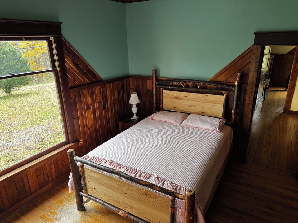 Front Bedroom with queen bed.