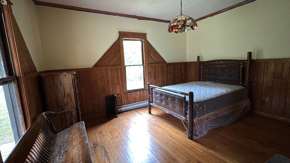 Side bedroom  with queen bed