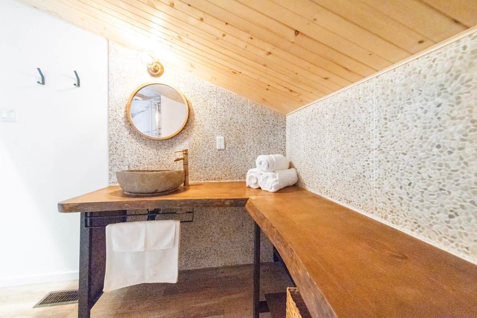 Full bathroom #1 - mezzanine