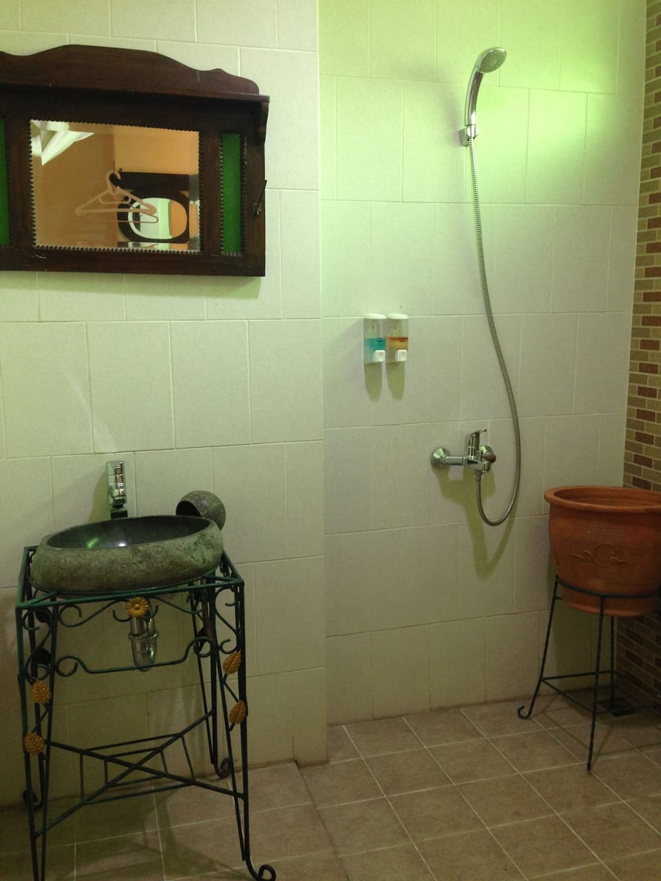 Shower, free toiletries, towels