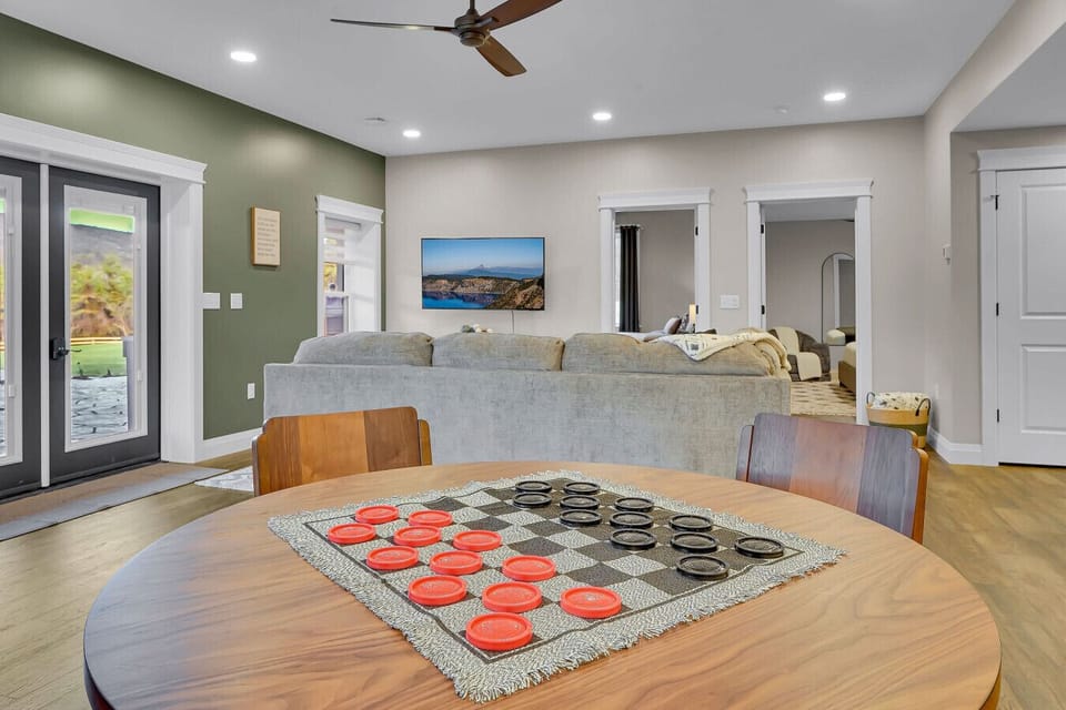 Checkers and Fun for Everyone! Direct access to back patio