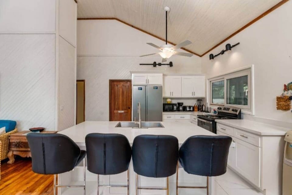 Modern, elegant kitchen (renovated December 2024). Well equipped including a dishwasher.