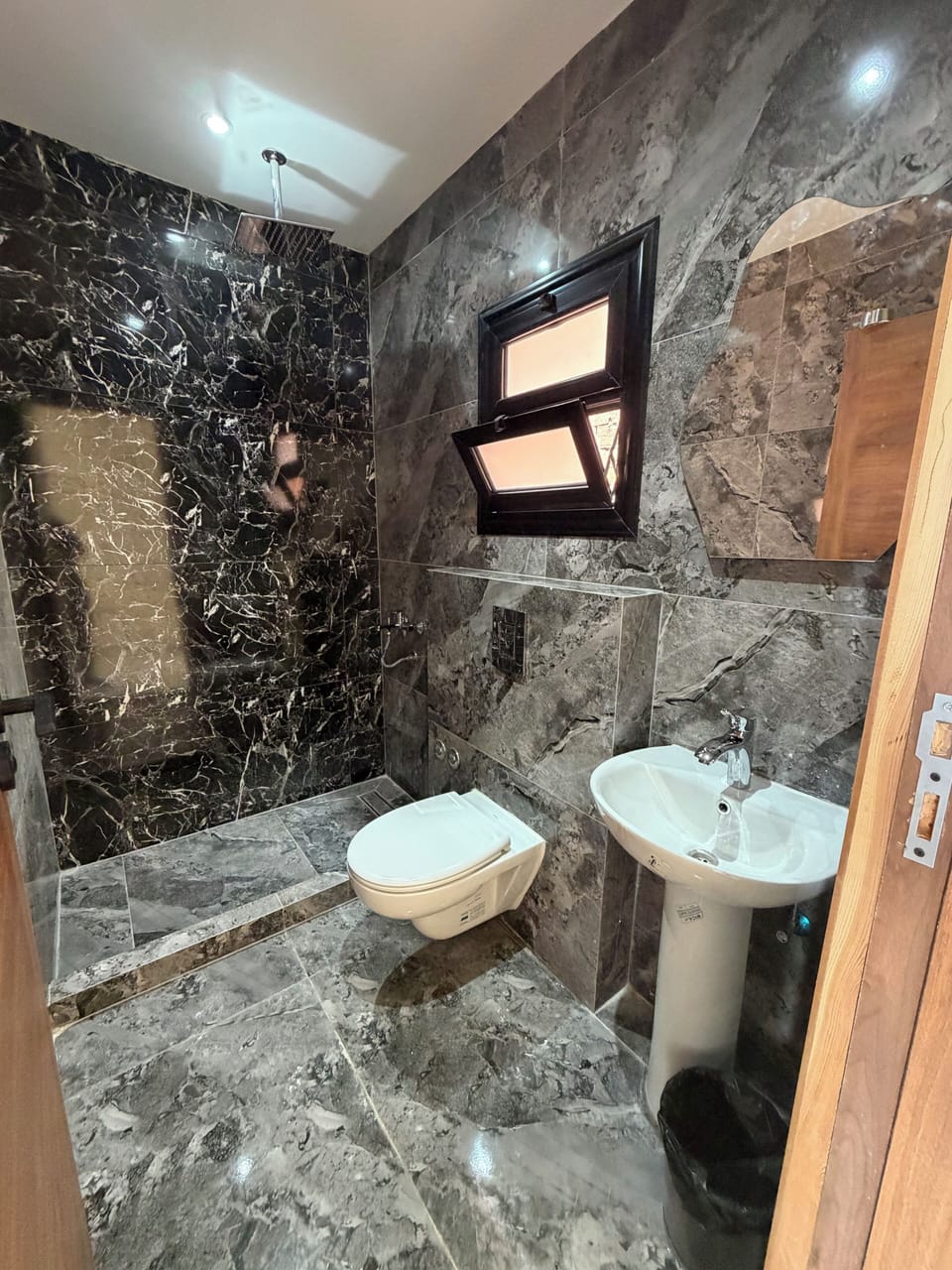 Basic Twin Room | Bathroom | Towels, soap, shampoo, toilet paper