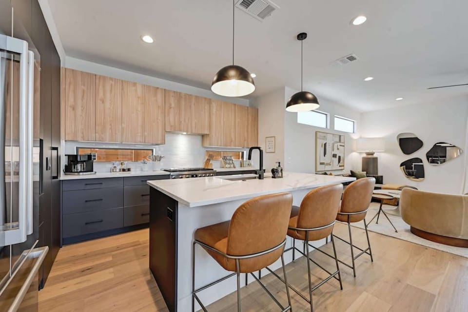 Fully equipped kitchen w/a Keurig, plenty of prep space, & island seating for 3