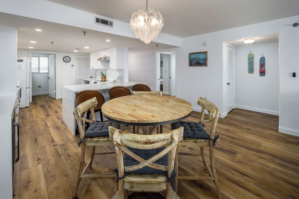 Condo (Surf Dweller 406 - The Beachcomber ) | Living area | TV
