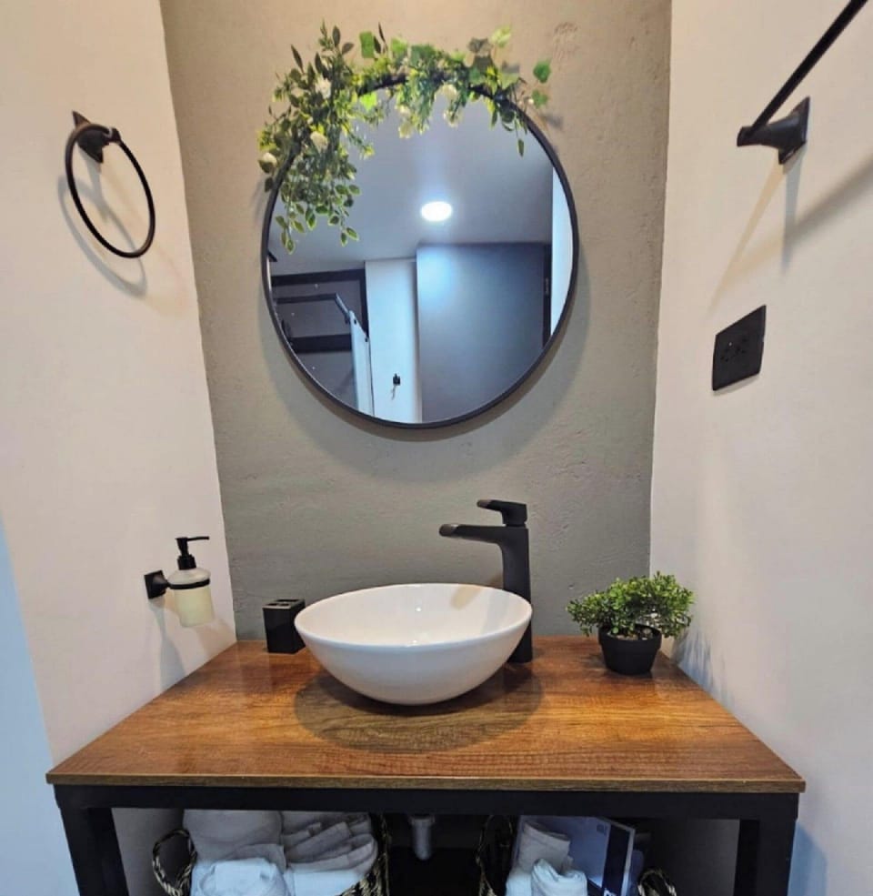 Suite | Bathroom | Shower, hair dryer, towels, soap