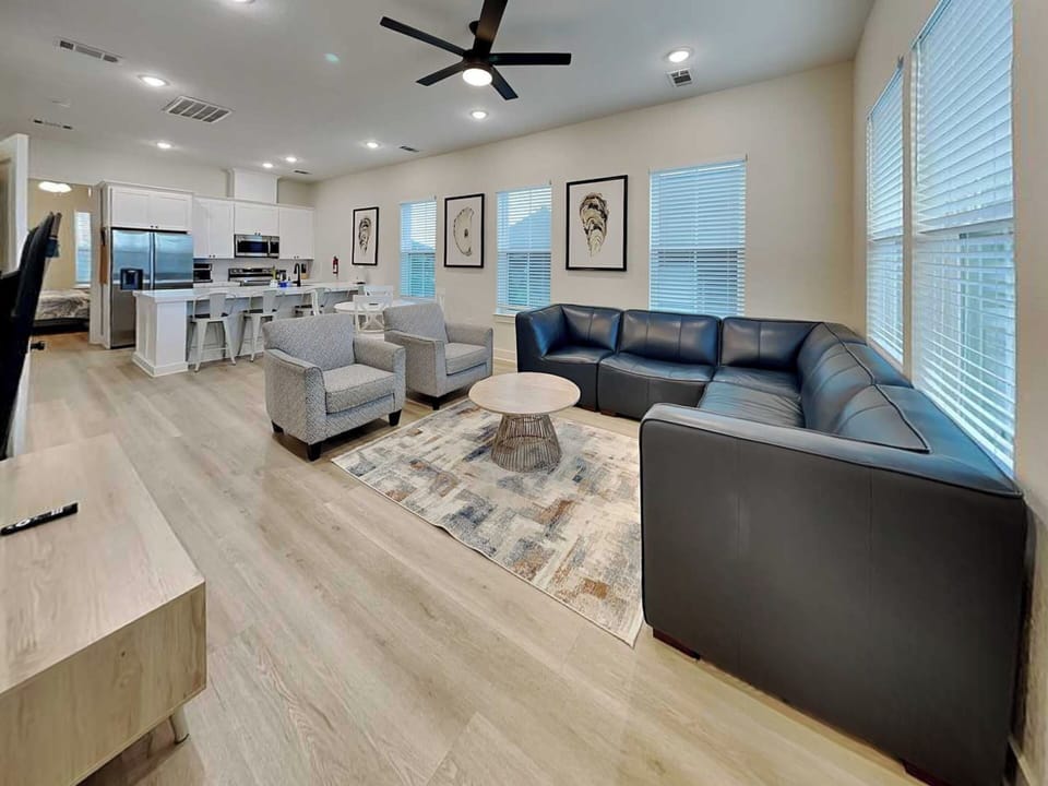 House (4 Bedrooms) | Front of property