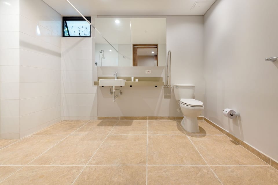 Deluxe Apartment | Bathroom | Shower, hair dryer, towels, soap