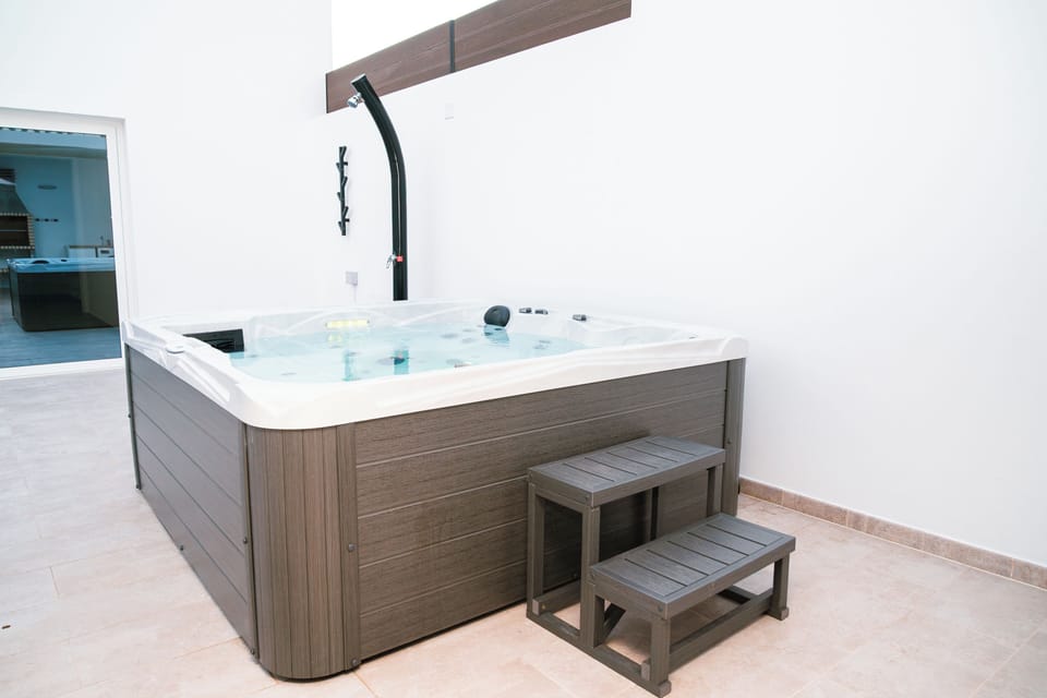 Indoor spa tub