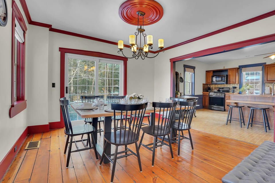 Dining room area, seats 8!