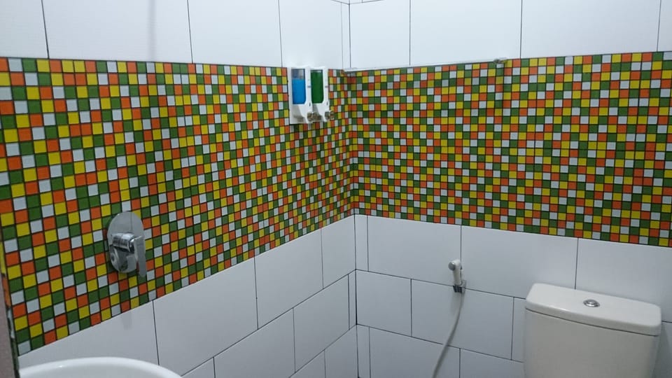 Standard Double Room | Bathroom | Shower, free toiletries, towels