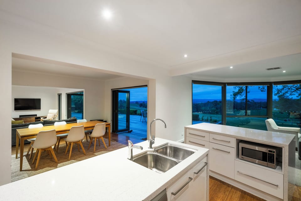 House, 6 Bedrooms, Non Smoking, Hill View | Private kitchen | Full-size fridge, microwave, oven, stovetop