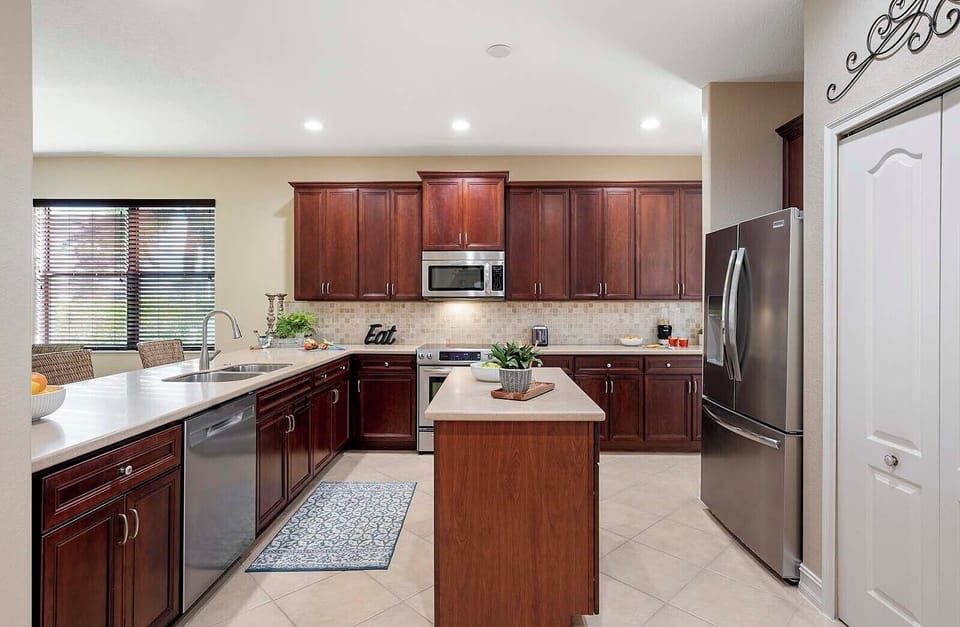 Fountain Villa Features a Large Kitchen with Island and Additional Seating at the Bar