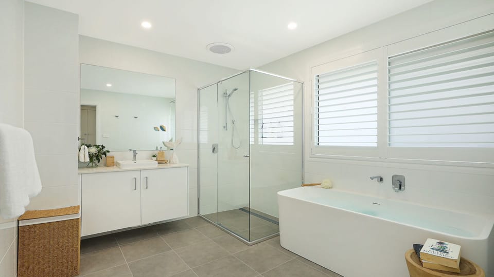 Hamptons Hideaway | Bathroom | Bath | Hot water | Bodywash | Shampoo | Conditioner | Linen included (BYO beach towels)