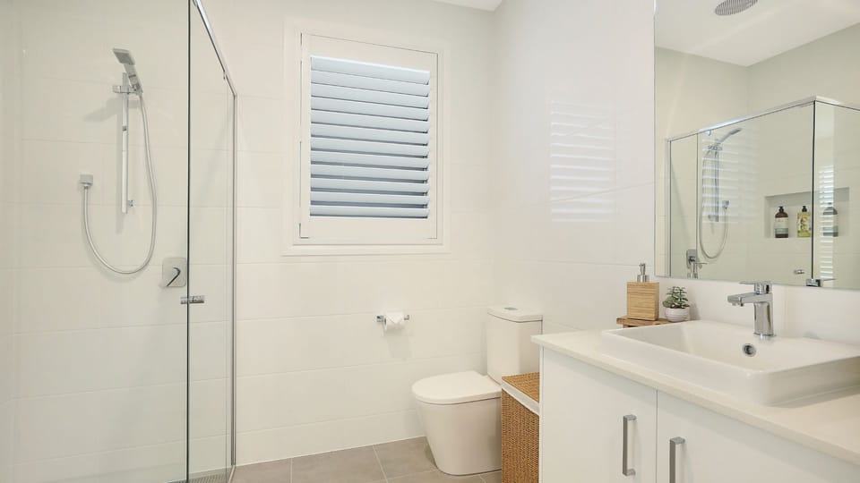 Hamptons Hideaway | Ensuite bathroom | Hot water | Bodywash | Shampoo | Conditioner