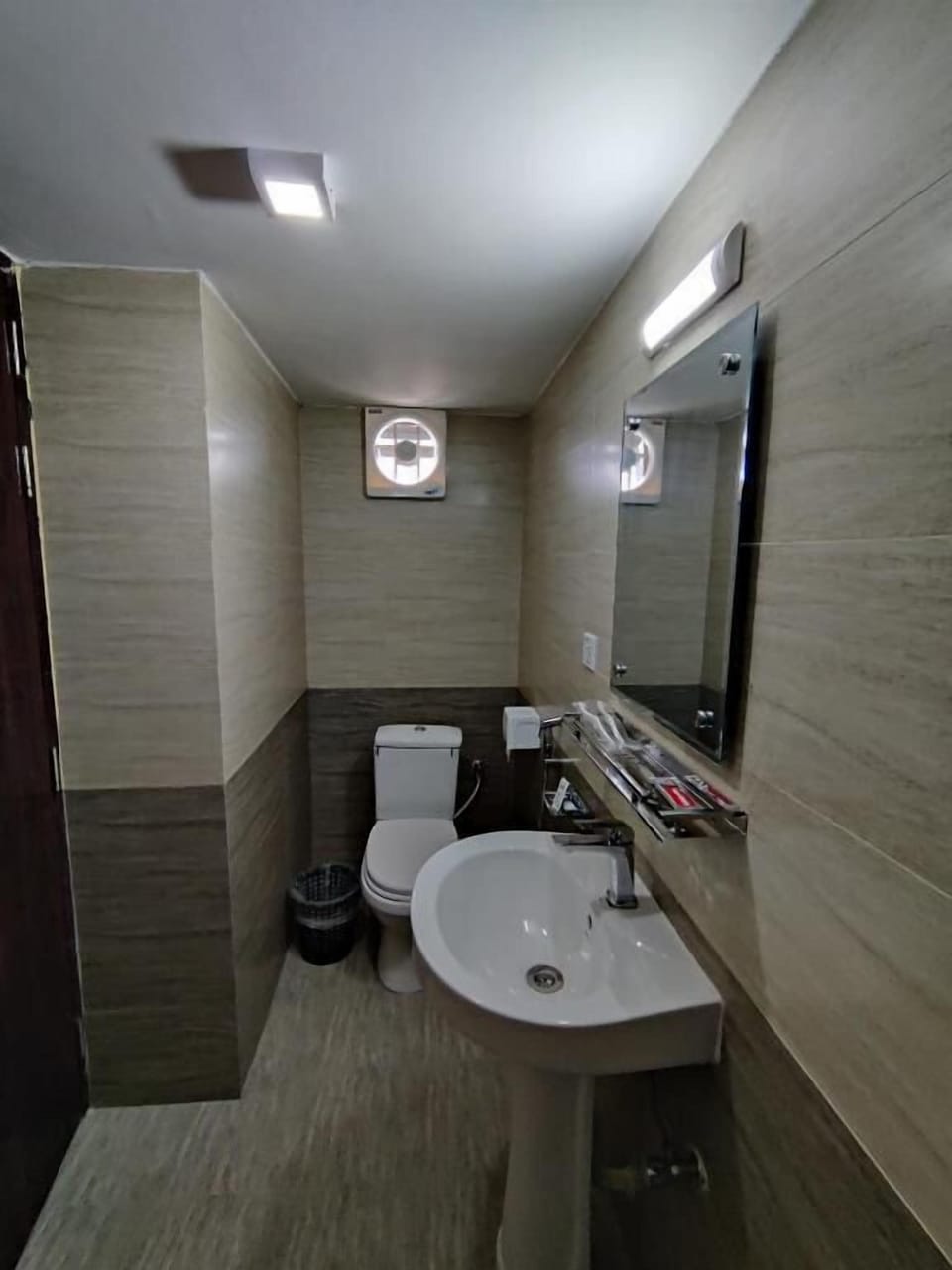 Bathtub, free toiletries, slippers, towels