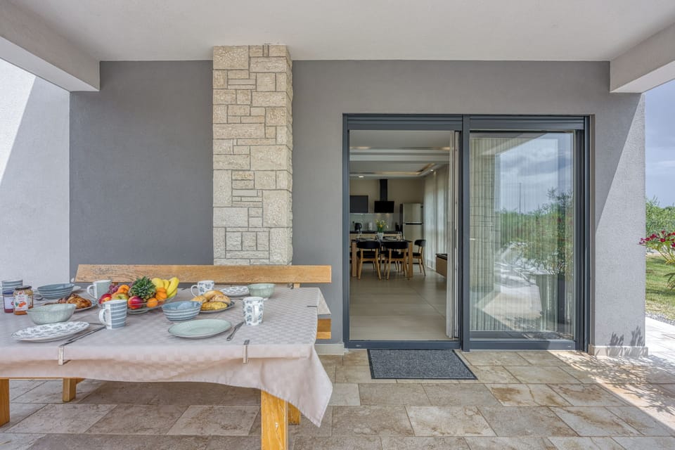 Outdoor kitchen