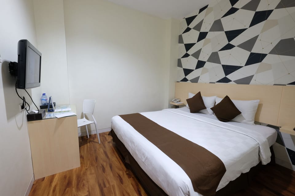 Superior Room, 1 Double Bed | In-room safe, desk, blackout drapes, free WiFi