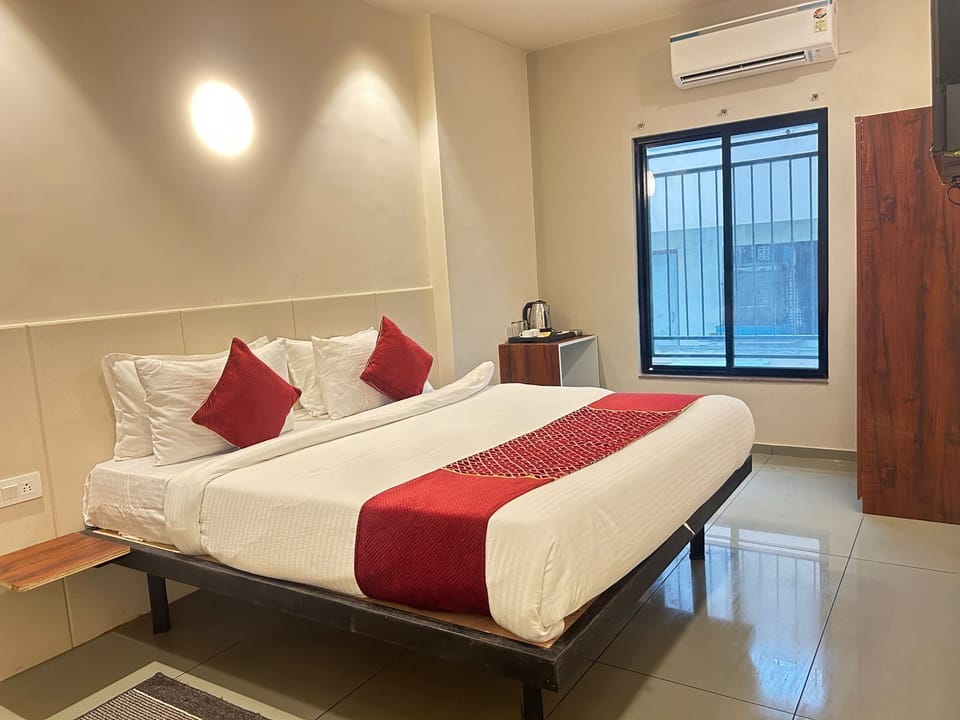 Deluxe Double Room, City View | Desk, soundproofing, iron/ironing board, free WiFi
