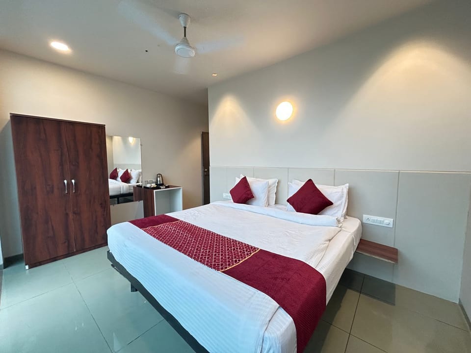 Deluxe Double Room, City View | Desk, soundproofing, iron/ironing board, free WiFi
