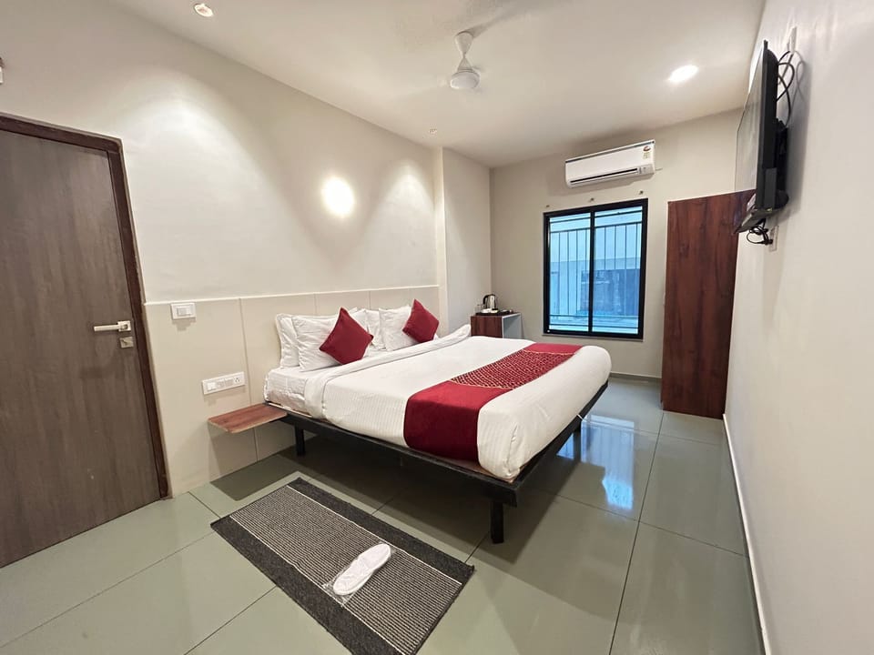 Deluxe Double Room, City View | Desk, soundproofing, iron/ironing board, free WiFi