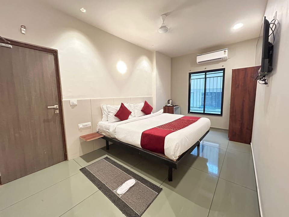 Deluxe Double Room, City View | Desk, soundproofing, iron/ironing board, free WiFi