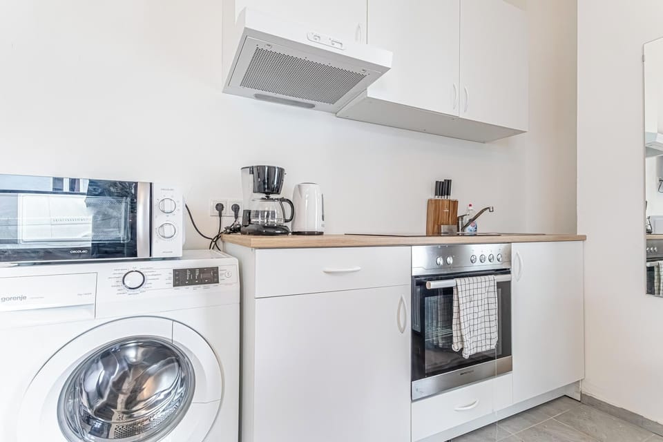 Basic Apartment | Private kitchen | Mini-fridge, microwave, oven, stovetop
