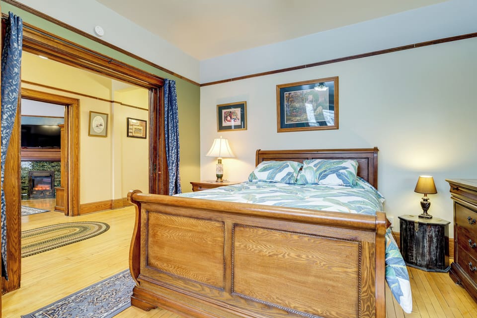 Bedroom | Queen Bed