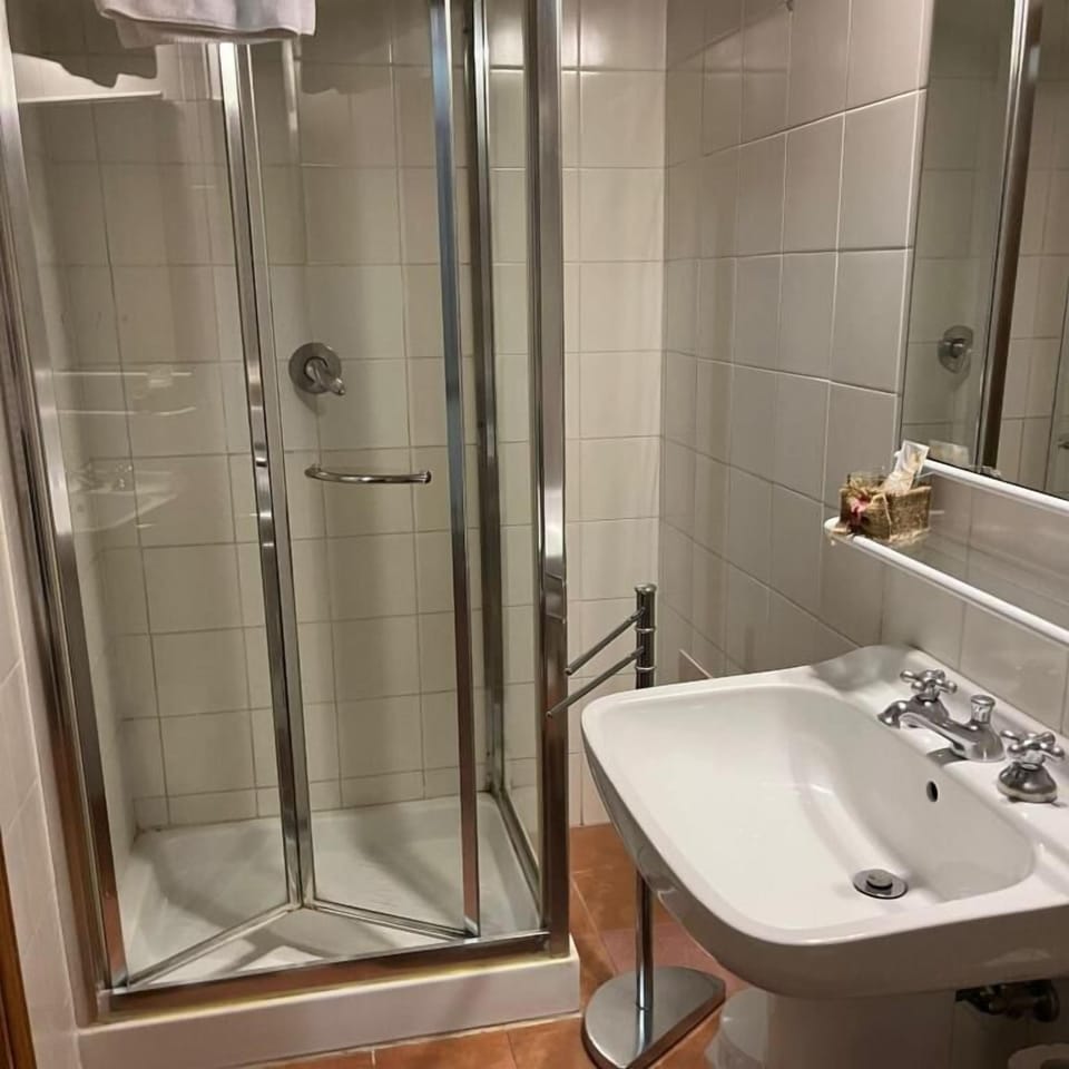 Classic Double or Twin Room | Bathroom | Hair dryer, bidet, towels, soap