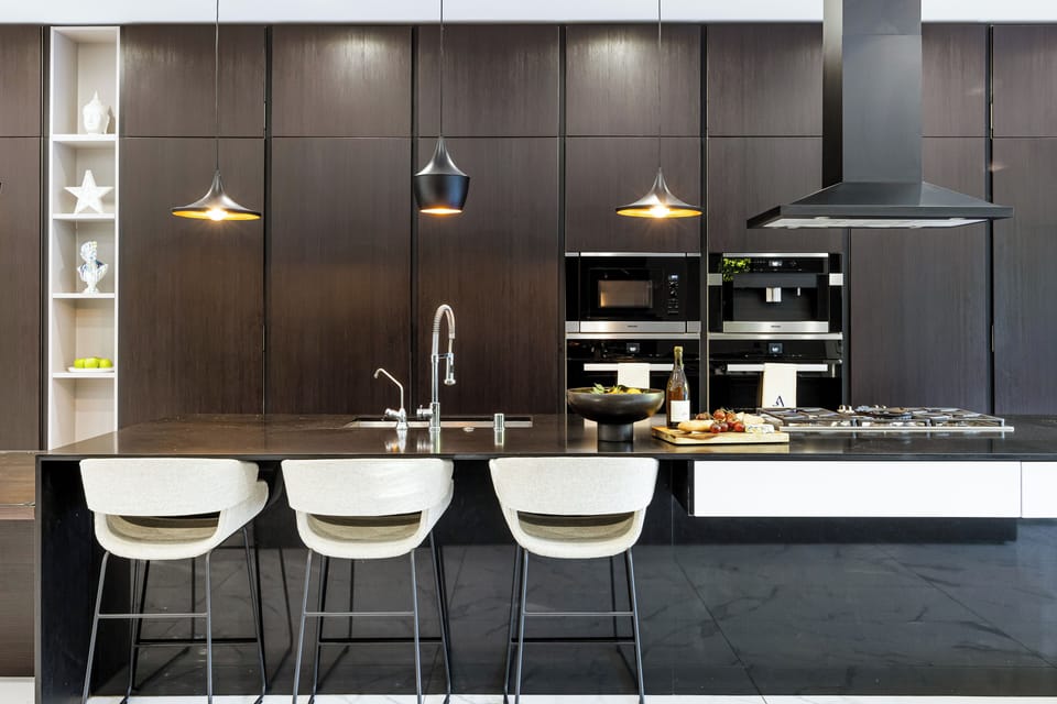 Enjoy casual dining and conversations at the kitchen counter.