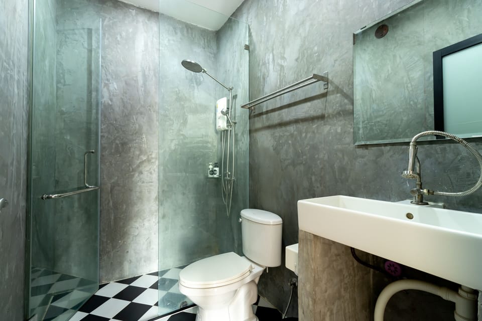 Top Secret King - Private (King Room) | Bathroom | Shower, free toiletries, hair dryer, towels