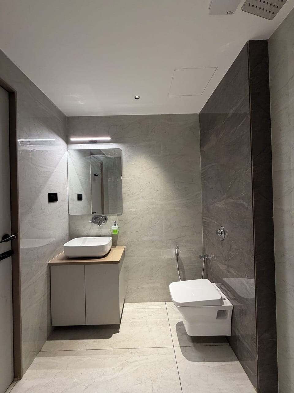 Double Room | Bathroom | Shower, soap, shampoo, toilet paper