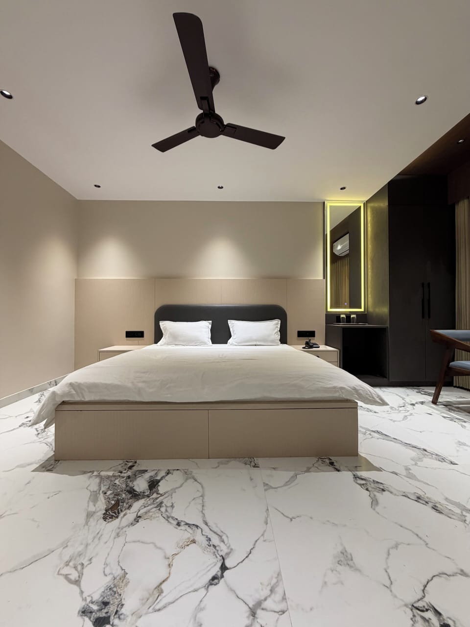 Suite | Desk, WiFi (free)