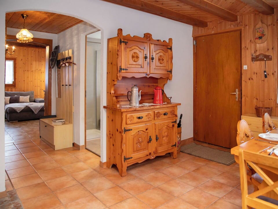 Wood, Furniture, Flooring, Interior Design, Floor, Ceiling, Apartment, Room, Wood Stain, Chair