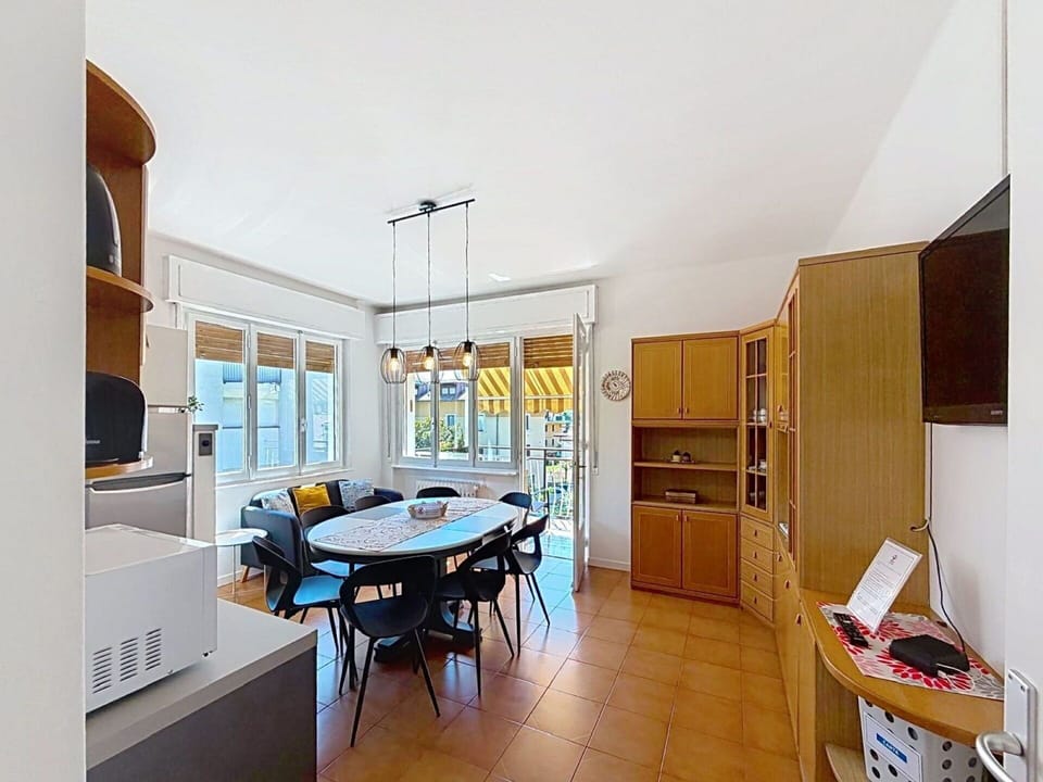 Interior Design, Flooring, Furniture, Wood, Floor, Ceiling, Room, Lighting, Apartment, Home