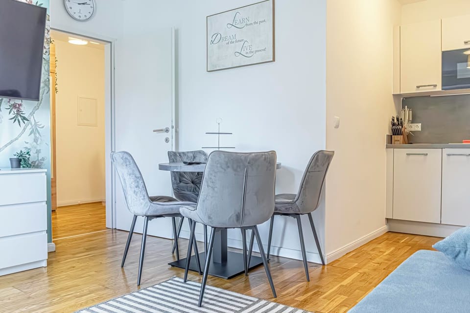 Basic Apartment | Living room