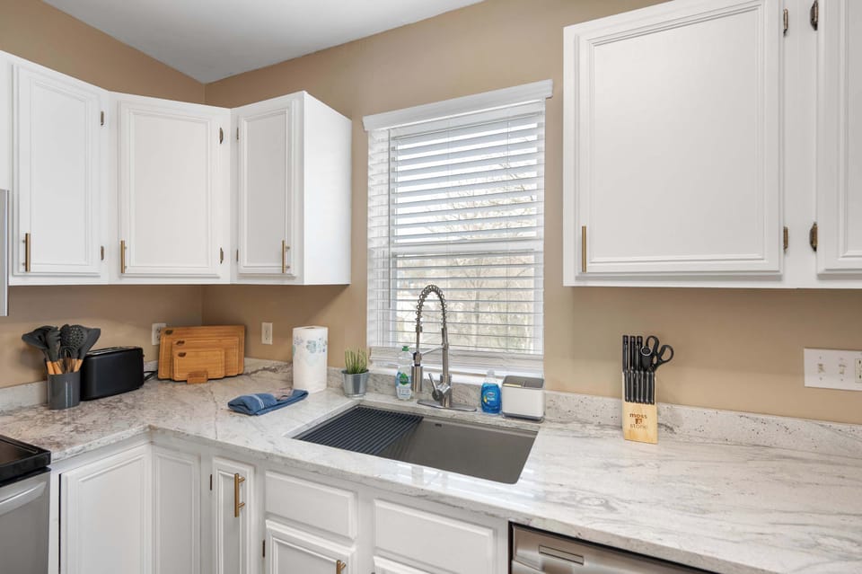 House, Multiple Beds, Kitchen, Garden View (Tusculum Hilltop Haven) | Private kitchen