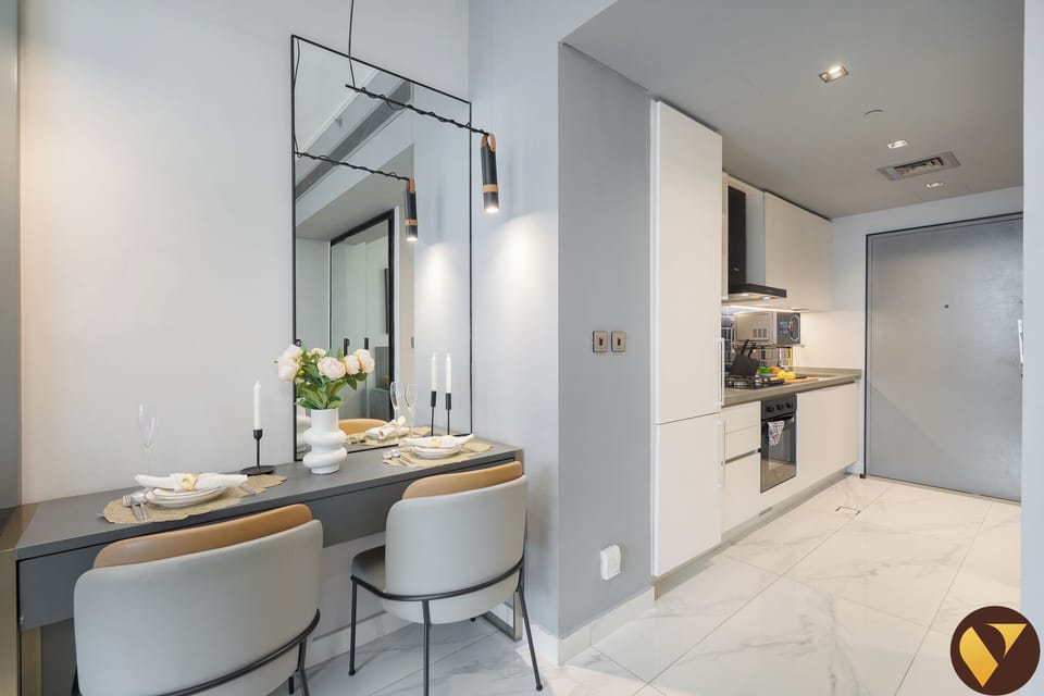 Luxury Studio, Balcony, Canal View | In-room dining