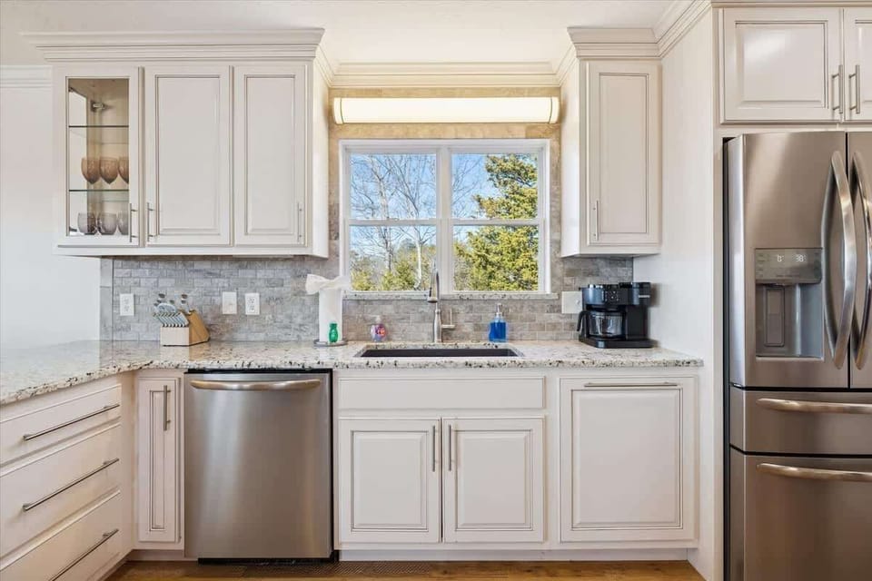 Whip up culinary delights with stunning views and modern appliances!