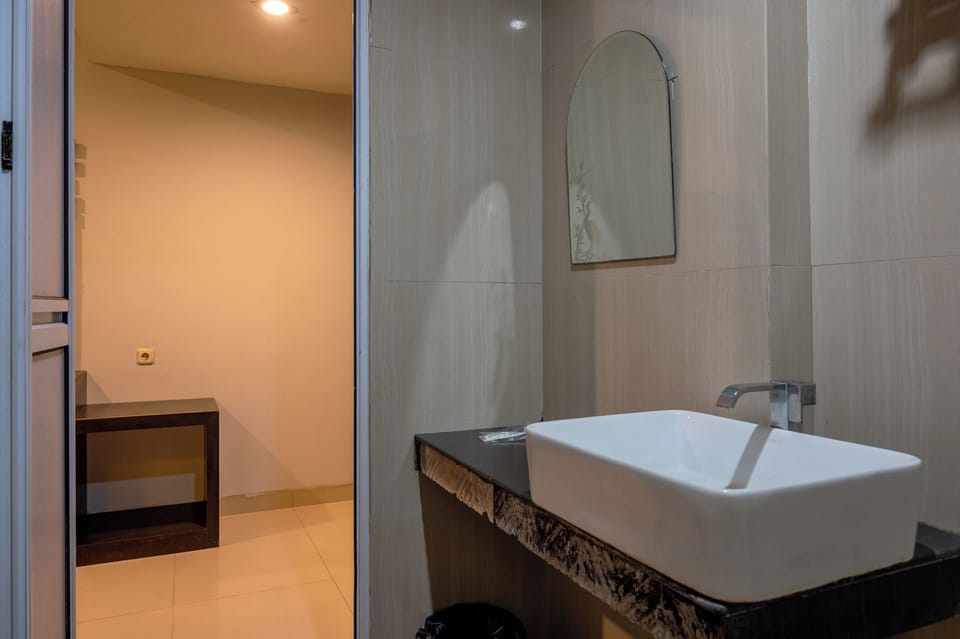 Deluxe Double Room | Bathroom | Shower, free toiletries, towels, soap