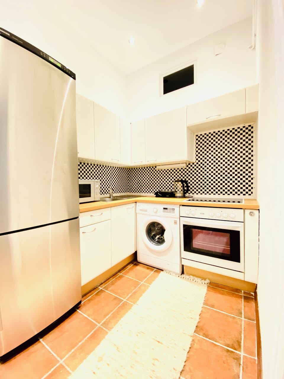 Basic Apartment | Private kitchen | Fridge, microwave, oven, stovetop