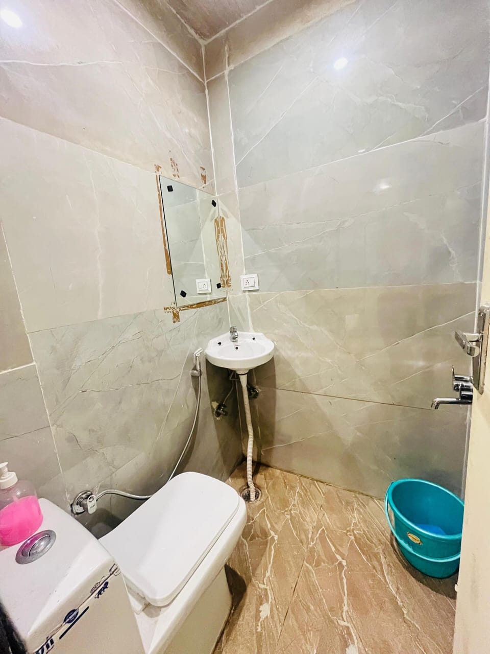 Towels, soap, shampoo, toilet paper