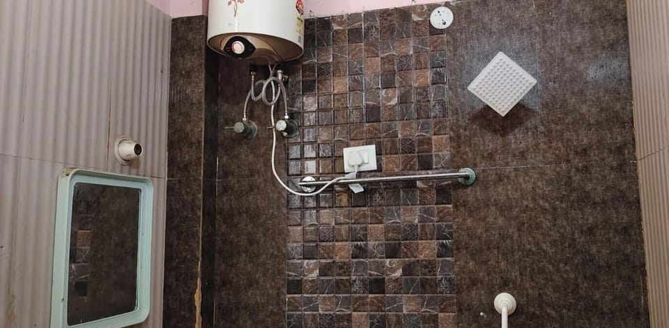Deluxe Double Room | Bathroom | Shower, towels, soap