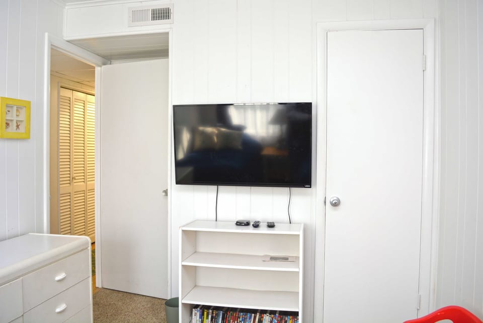 OTHERSIE-OF-TWIN-BEDROOM