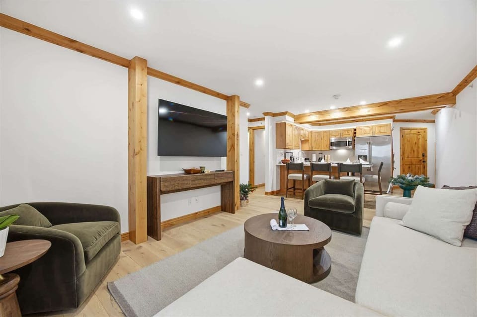 Living Room - Cable TV & Free Wifi