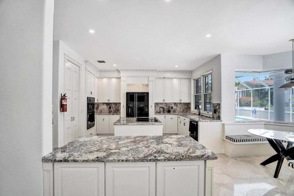 House, 6 Bedrooms | Private kitchen | Fridge, oven, coffee/tea maker, electric kettle