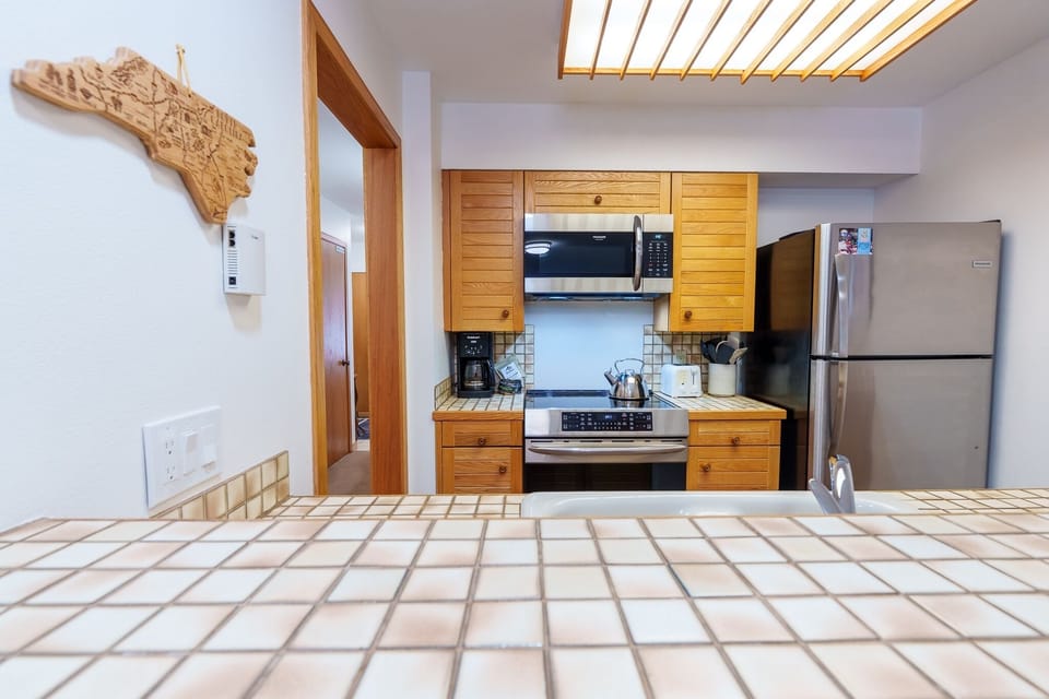 Condo, 1 Bedroom | Private kitchen | Fridge, oven, coffee/tea maker, toaster