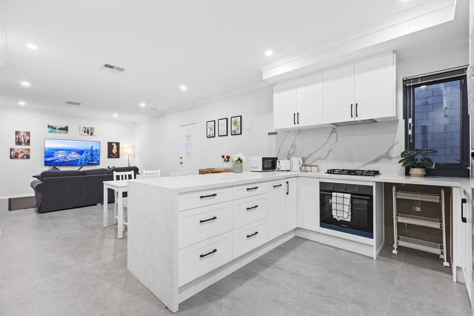 Full-size fridge, microwave, oven, stovetop
